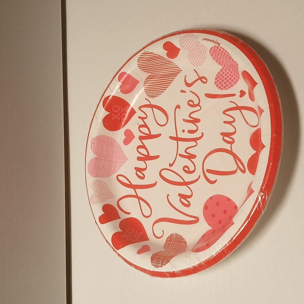 Valentines Loving Heart 8 paper Plates red pink white Made In USA sealed NWT